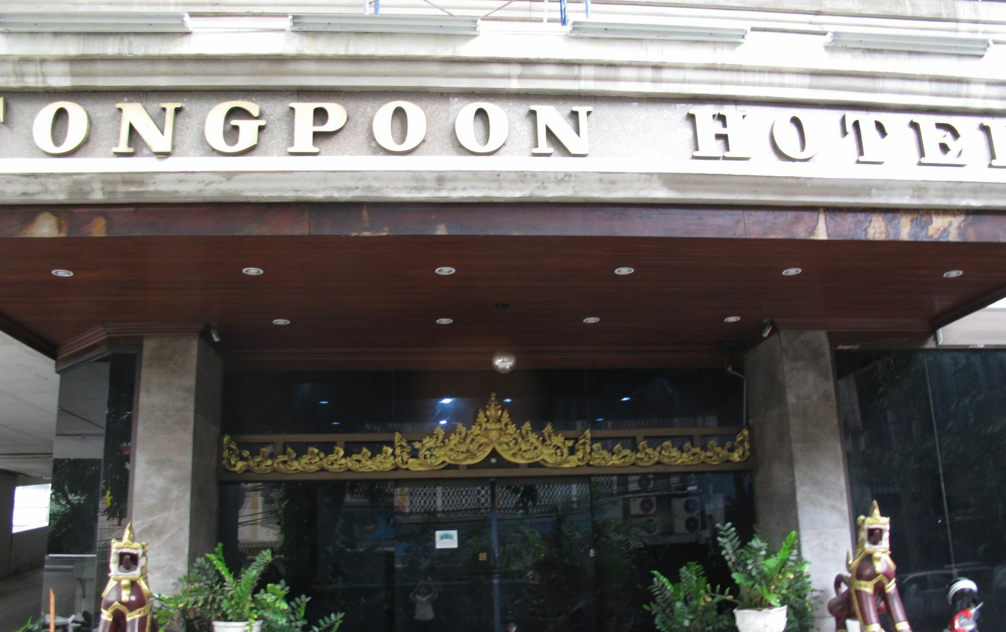 Tongpoon Hotel Bangkok Exterior photo